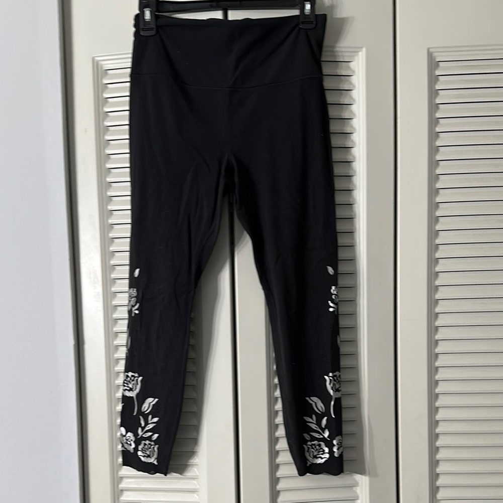 Black Athleta Leggings with White Floral Design (5)
